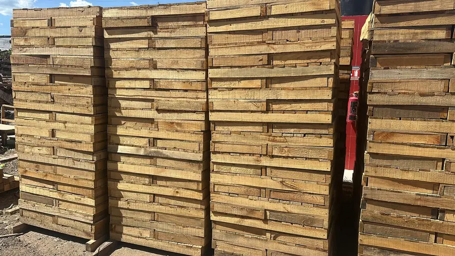 Huacales de madera apilados listos para pedido
